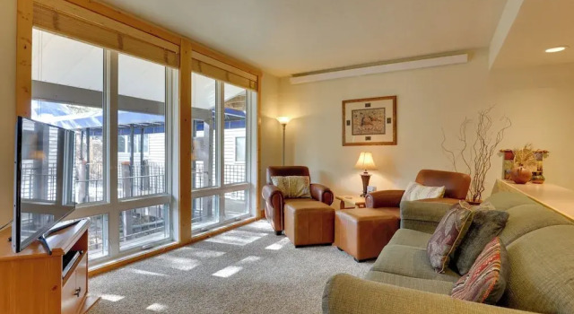 1/2 Mi to Granby Ranch: Townhome w/ Fireplace!, Забронировать Апартаменты/квартира Грэнби Rocky Mountain National Park, рядом с Quick Draw Express