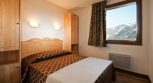Кровать в общем номере с 2 комнатами Résidence Lagrange Vacances Les Chalets du Mont Blanc