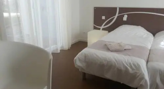 Village Vacances Cap France La Rivière, Забронировать Отель Отели Сен-Жан-де-Мон с бассейном, Бассейн