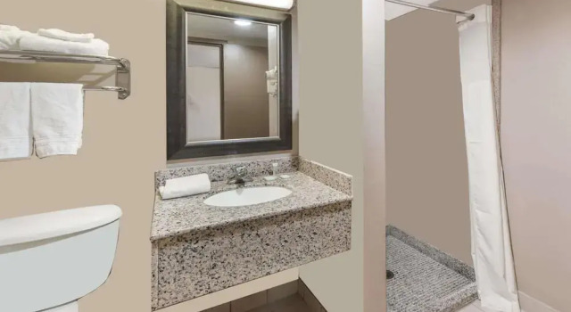 Четырёхместный номер Standard с балконом Travelodge by Wyndham Bloomington
