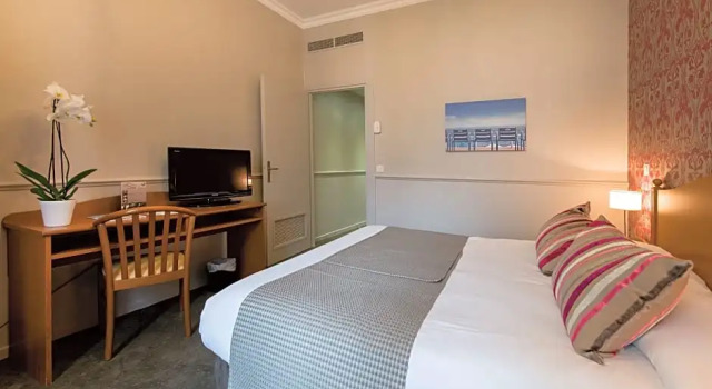 Номер Comfort Hôtel Le Royal Promenade des Anglais