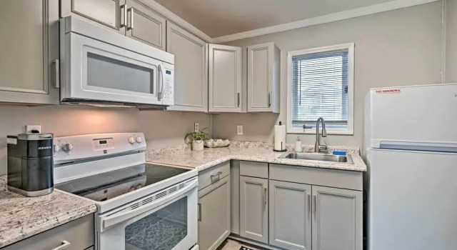 Апартаменты Couples Retreat w/ Balcony in Surfside Beach!