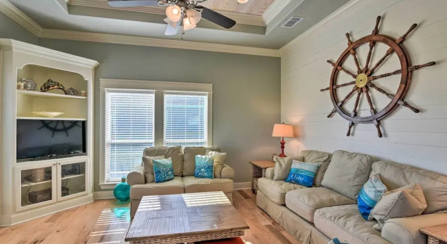 Deck & Fire Pit: Gulf Coast Gem in Crystal Beach!, Boek Vakantiehuis Crystal Beach Houston