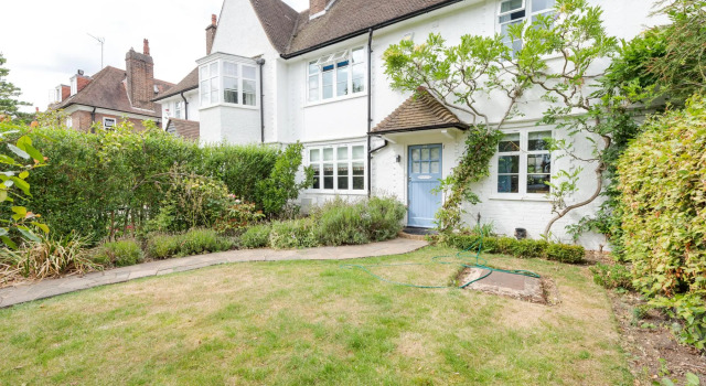 Cottage With a Garden in Golders Green by Underthedoormat