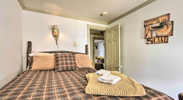 Апартаменты Townhome w/ Deck: Walk to Mirror Lake & Main St!