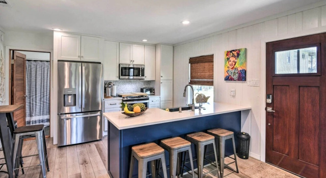 Коттедж Walk to Beach: Home w/ Deck in Surfside Beach!