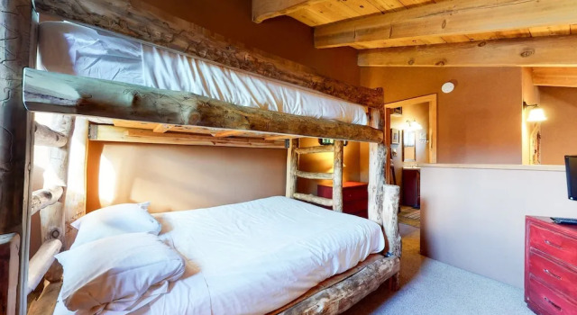 Mammoth View Villas 3 Walk to Village Gondola, Cozy Mountain Cabin in Forest Setting by RedAwning, Rezerwuj Apartament Hotele w Mammoth z basenem, Basen