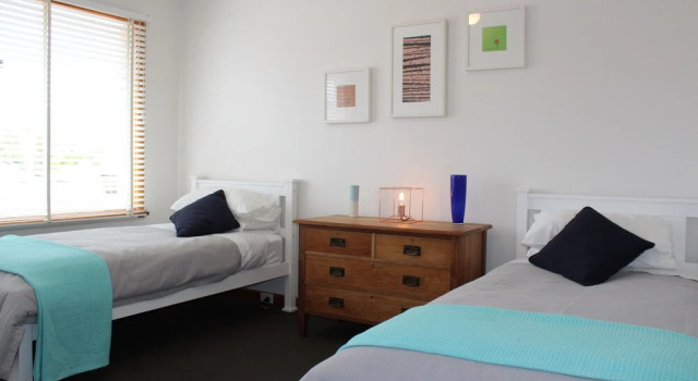 Newly Renovated Villa - Waters Edge, Prenota Villa Howrah Tasmania
