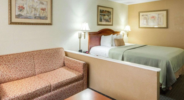 Люкс c 1 комнатой Econo Lodge Inn & Suites Eagle Pass