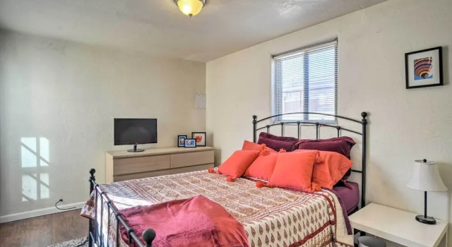 Коттедж Vibrant ABQ Adobe Den: Mtn Views, Walk to Park!