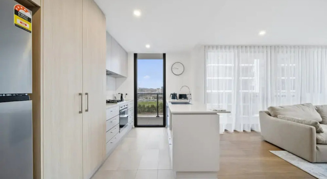 2-bed Haven: Impeccable Interiors & Chic Amenities, Buchen Sie Ferienwohnung Phillip New South Wales