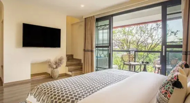 Люкс Дуплекс с балконом и с видом на озеро Yunxiang Rongyisu B&B