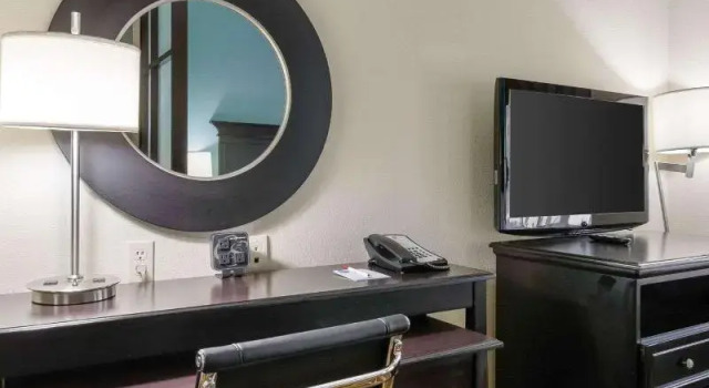 Номер Standard Comfort Suites Topeka Northwest