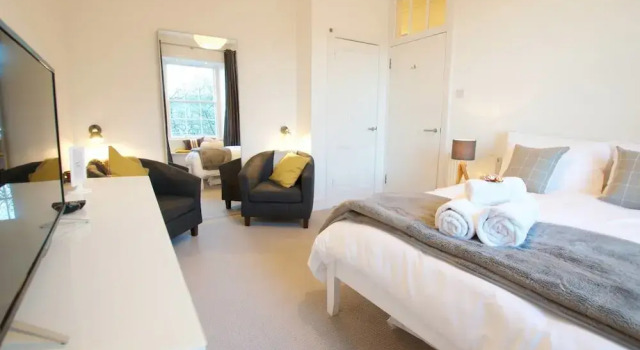 JOIVY City Centre Chic for two Next to Calton Hill, Забронировать Отель Бротон Эдинбург, рядом с Железнодорожный вокзал Эдинбург-Уэверли