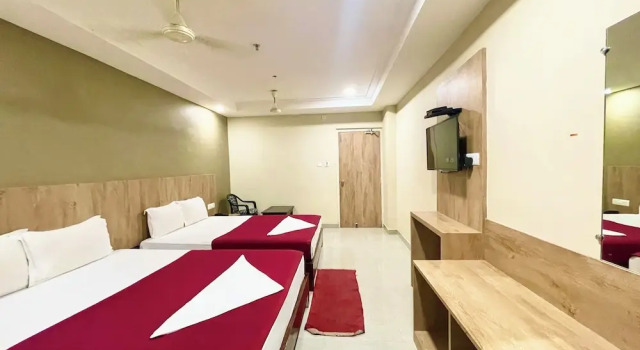 Четырёхместный номер Deluxe Hotel Janaki Pride - near Temple