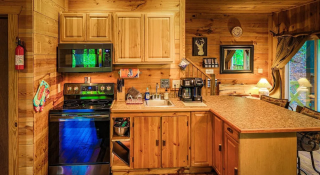 Коттедж Luxury Bear Creek Lodge and Cabins in Helen Ga - Pet Friendly, River on Property, Walking Distance to downtown Helen