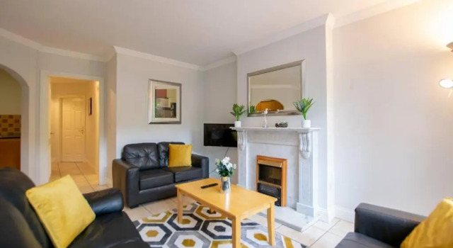Коттедж с 2 комнатами Lovely 2 Bed Apartment with Parking