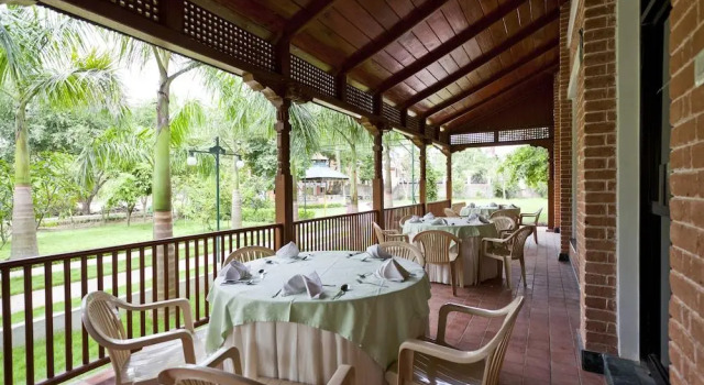 Buddha Maya Garden Hotel And Resort, Rezerwuj Hotel Hotele w Lumbini Pradesh Province z basenem, Basen