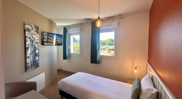 Трёхместный номер Standard с 2 комнатами BRIT HOTEL CONFORT Lannion vers Perros-Guirec