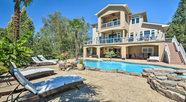 Коттедж с 5 комнатами с балконом Luxe Getaway w/ Riverfront Views in Grants Pass!