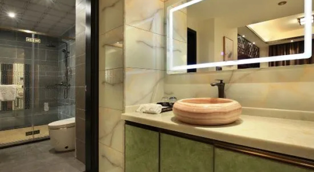 Двухместный люкс Deluxe c 1 комнатой с видом на горы Lichenghua Mansion All Suites Hotel (Guilin Liangjiang Sihu High-speed Railway Station)