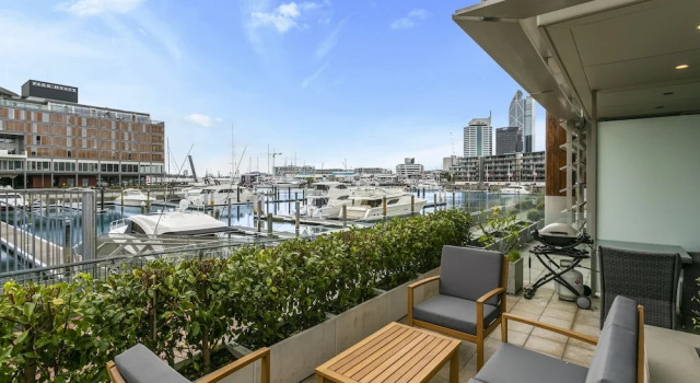 Апартаменты Deluxe Elegant stunning marina views