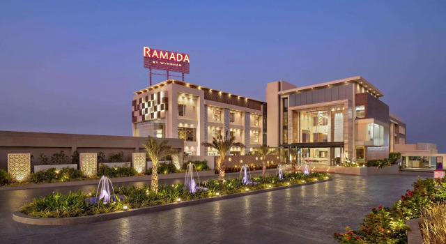 Двухместный номер Deluxe Ramada by Wyndham Gandhidham Shinay