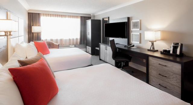 Четырёхместный номер Premium Crowne Plaza Hotel Moncton Downtown by IHG