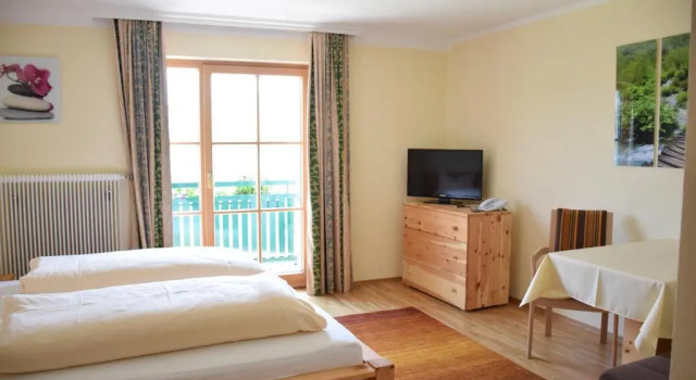 Двухместный номер Deluxe с балконом и с видом на озеро Hotel Garni Dorferwirt am Irrsee