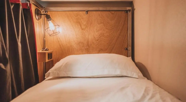 Vuode makuusalissa Ember Hostel