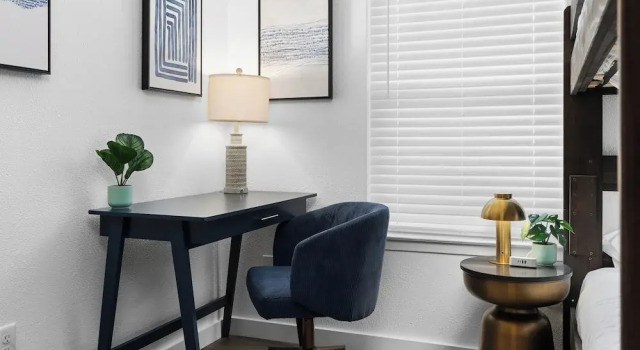 Lavish Escape Steps from Zilker & SoCo, Забронировать Дом для отпуска Остин Greater Austin