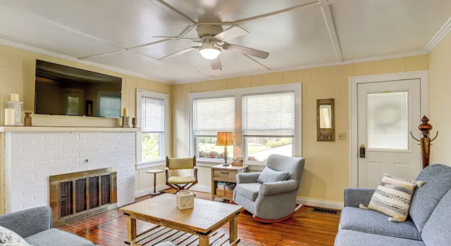 Walk to Private Beach: Lake Erie Retreat w/ Yard!