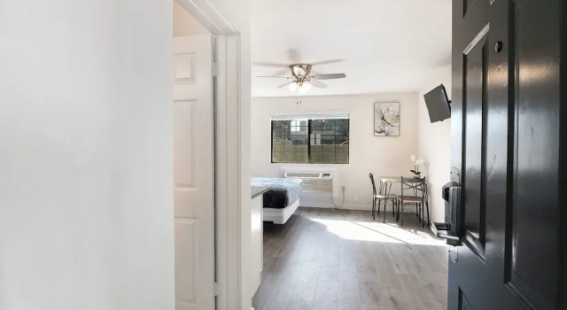 Студия Premium LA Royal Viking Apartments