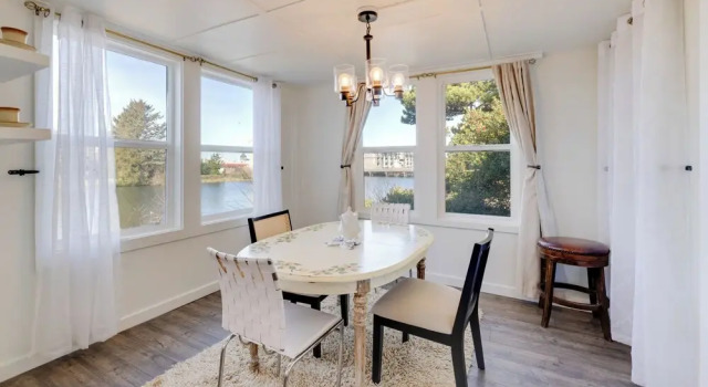 Walk to Beach: Riverside Retreat in Seaside!, Забронировать Дом для отпуска Виллы Сисайд, Вилла