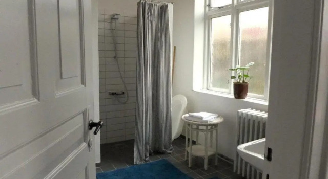 To sammenhængende værelser med udgang til have