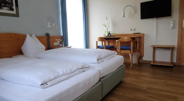 Hotel am Schwanberg, Đặt Khách sạn Roedelsee Steigerwald