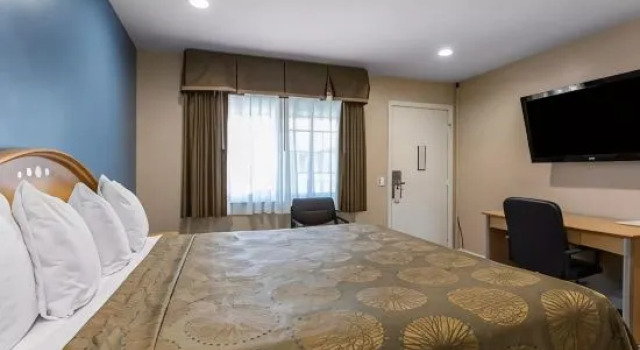 Люкс Rodeway Inn Escondido Downtown