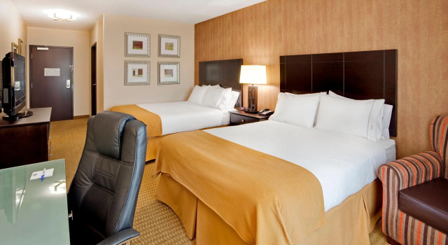 Четырёхместный номер Standard Holiday Inn Express Hotel & Suites Lebanon by IHG