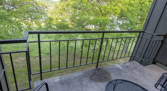 Четырёхместный номер Standard с балконом и с видом на озеро Barren River Lake State Resort Park