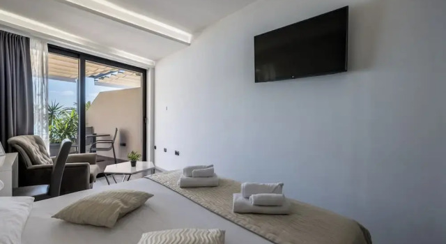 Номер Luxury с балконом и с видом на море Sea View Luxury Rooms Seven of Nine
