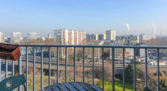 Апартаменты Cozy and spacious with balcony and view over Seine