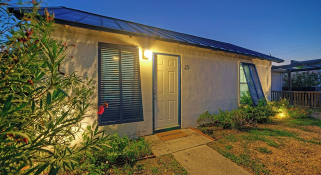 Walk to Alister St Near Dining, King Suite, w/ Private Yard & Fire Pit Casa Santori by Avantstay