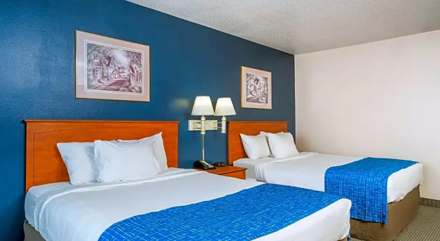 Четырёхместный номер Standard Travelodge & Suites by Wyndham Fargo/Moorhead