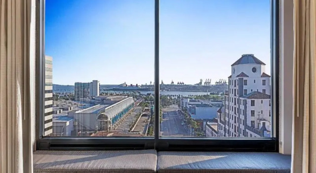 Четырёхместный номер Standard с балконом Marriott Long Beach Downtown