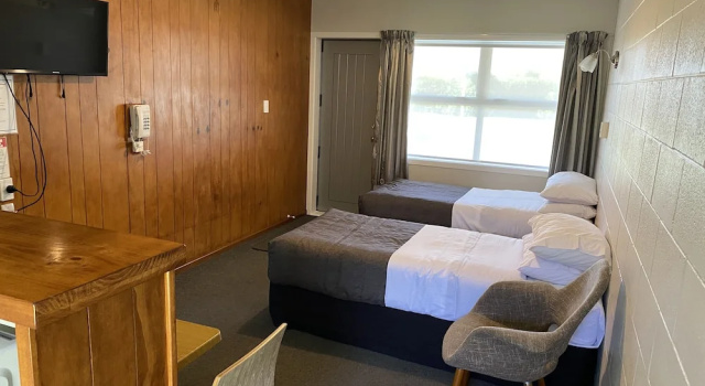 Семейный номер Standard c 1 комнатой с балконом Colonial Motel