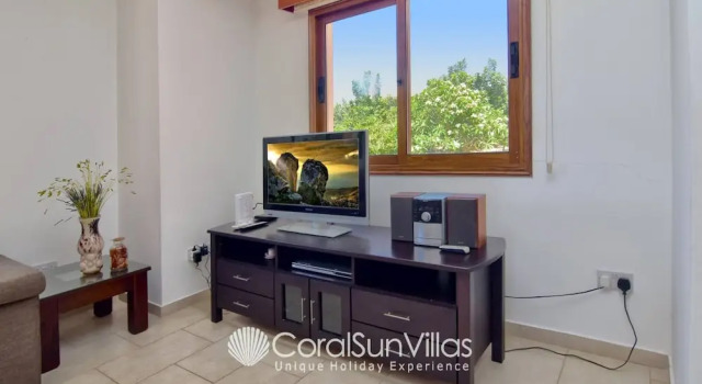 Вилла с 4 комнатами Family Villa Short Walk To Coral Bay Strip 5 Min and Pub, shops etc
