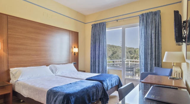Двухместный номер Standard с балконом и с частичным видом на море Hotel Sant Jordi