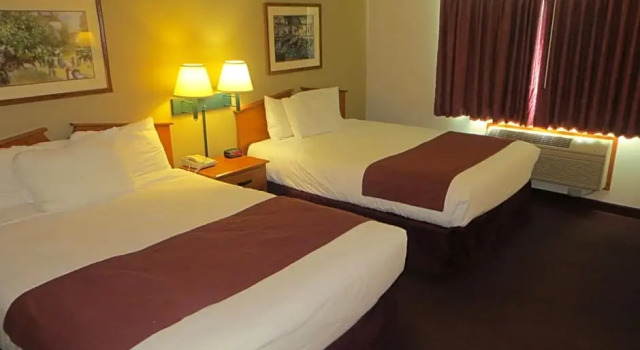 Четырёхместный номер Standard AmericInn by Wyndham Manitowoc