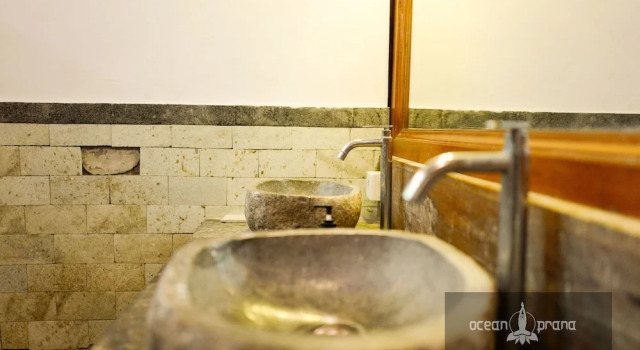 Кровать в общем номере Ocean Prana Village