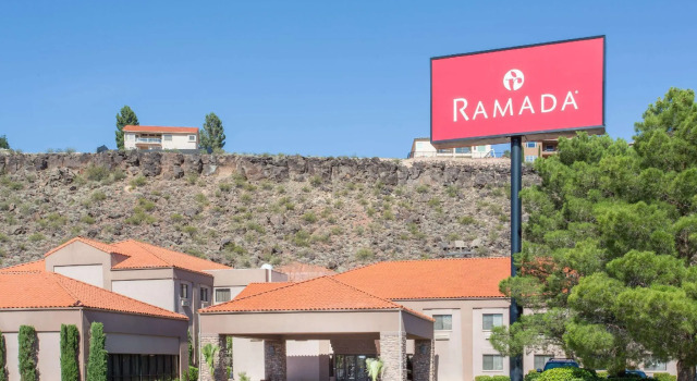 Кровать в общем номере Ramada by Wyndham St George